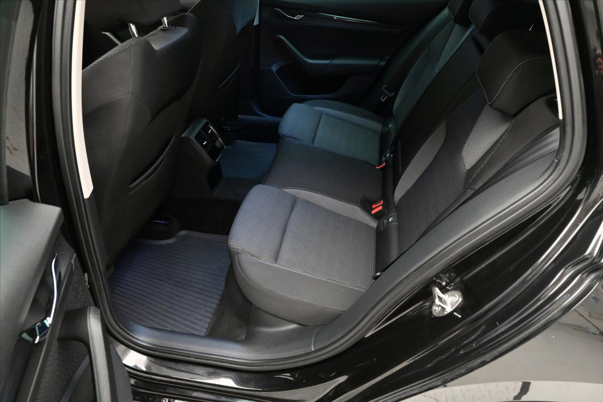 Hlavní fotografie vozu Škoda Octavia 2,0 TDI 110 kW DSG TAŽNÉ Záruka až 5 let (14)