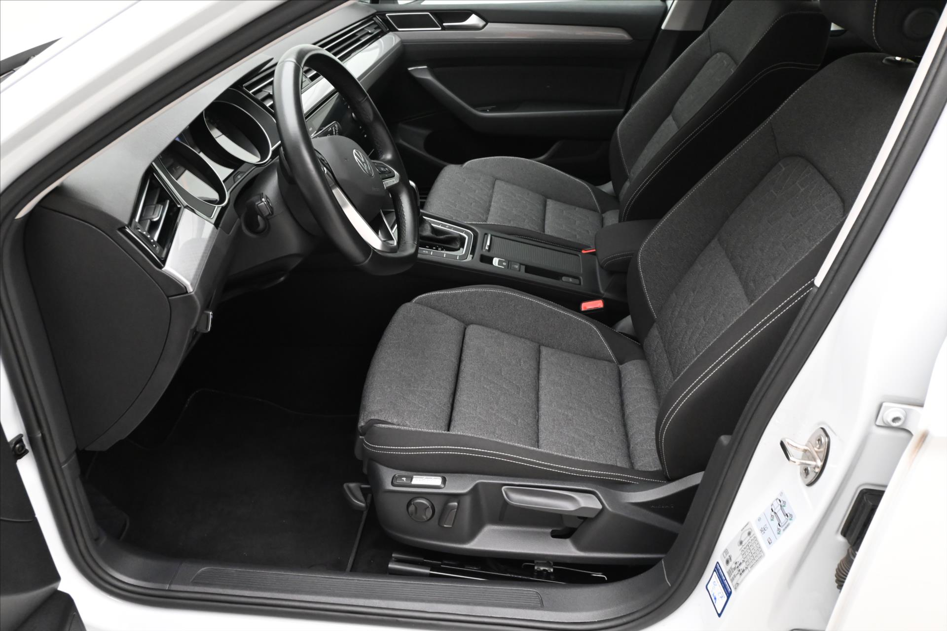 Hlavní fotografie vozu Volkswagen Passat 2,0 TDI 110 kW DSG Business Záruka až 5 let (13)
