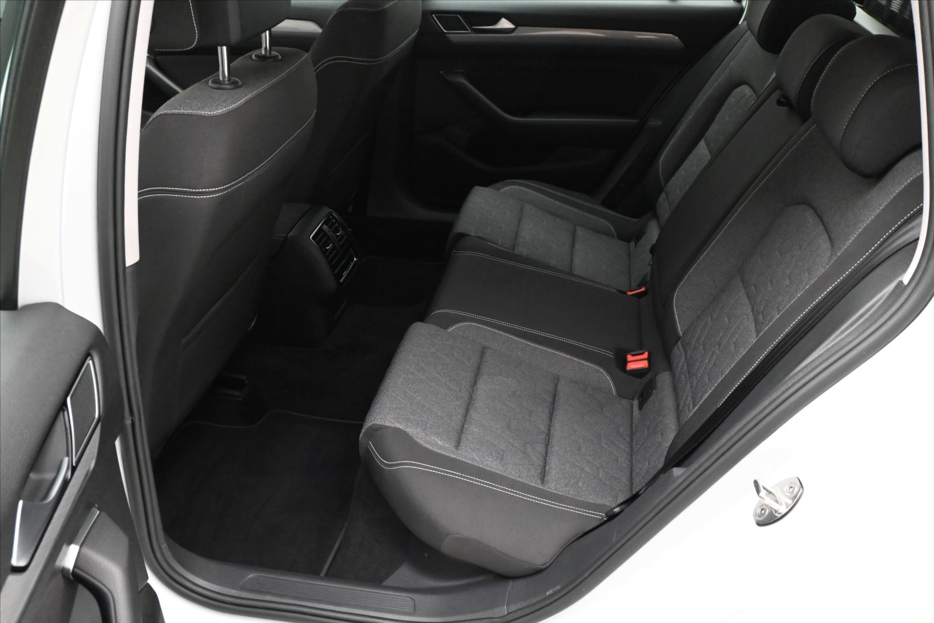 Hlavní fotografie vozu Volkswagen Passat 2,0 TDI 110 kW DSG Business Záruka až 5 let (14)