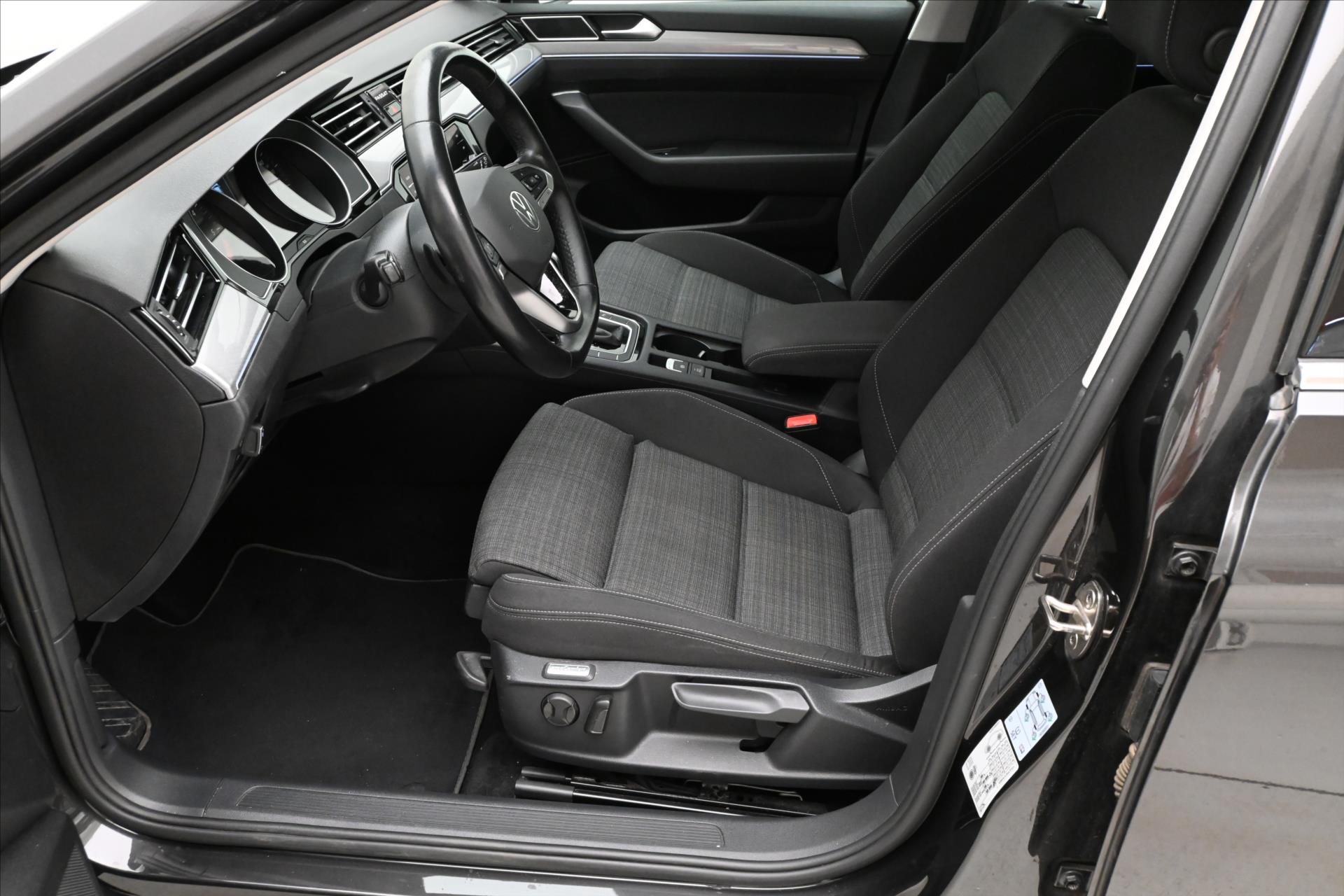 Hlavní fotografie vozu Volkswagen Passat 2,0 TDI 110kW DSG Business Záruka až 5 let (12)