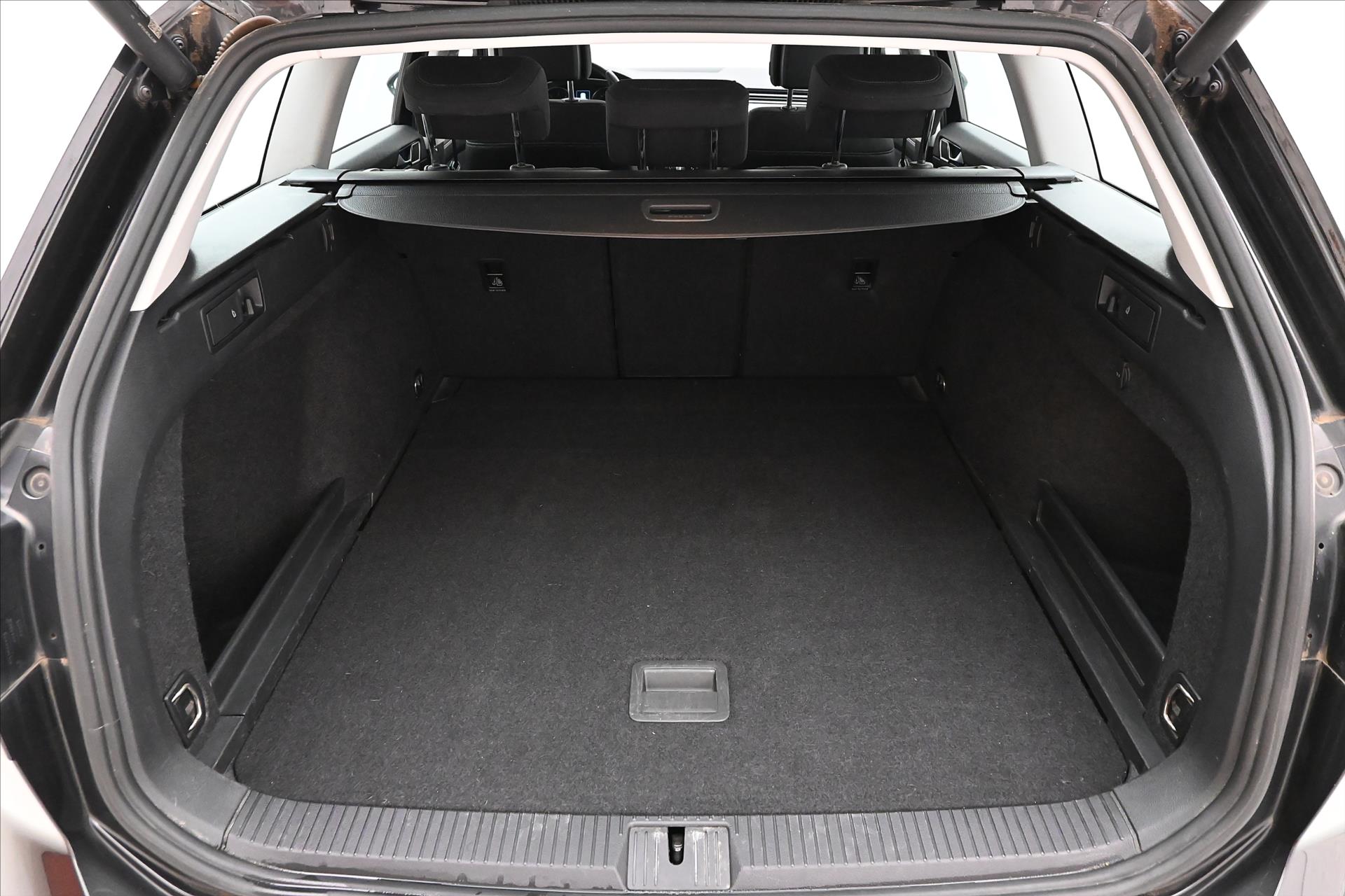 Hlavní fotografie vozu Volkswagen Passat 2,0 TDI 110kW DSG Business Záruka až 5 let (9)