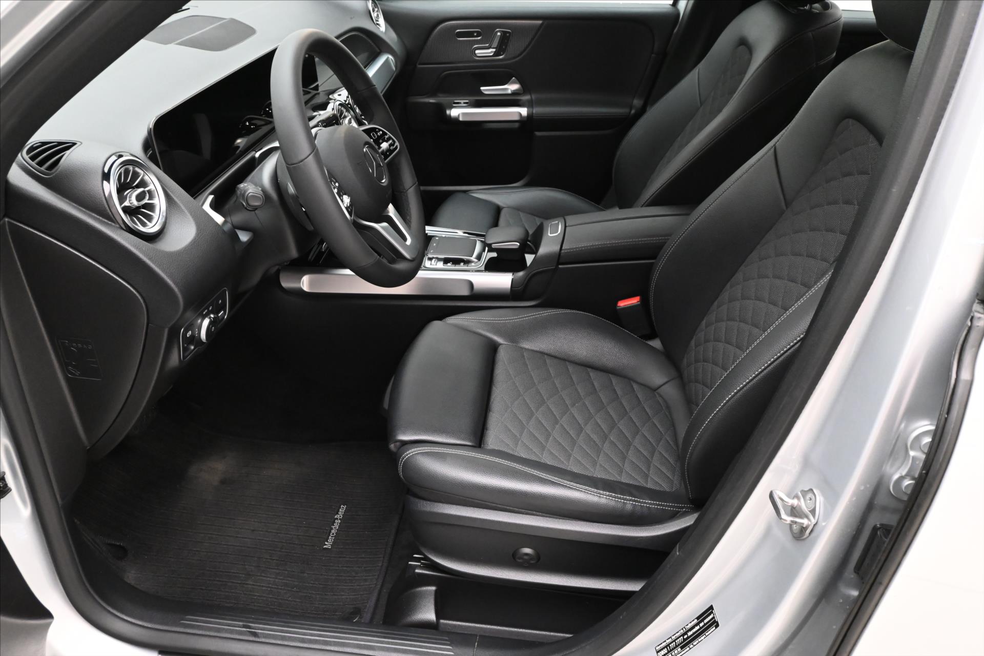 Hlavní fotografie vozu Mercedes-Benz GLB 2,0 220d 140 kW Progressive Edition 4Matic Záruka ža 5 (13)