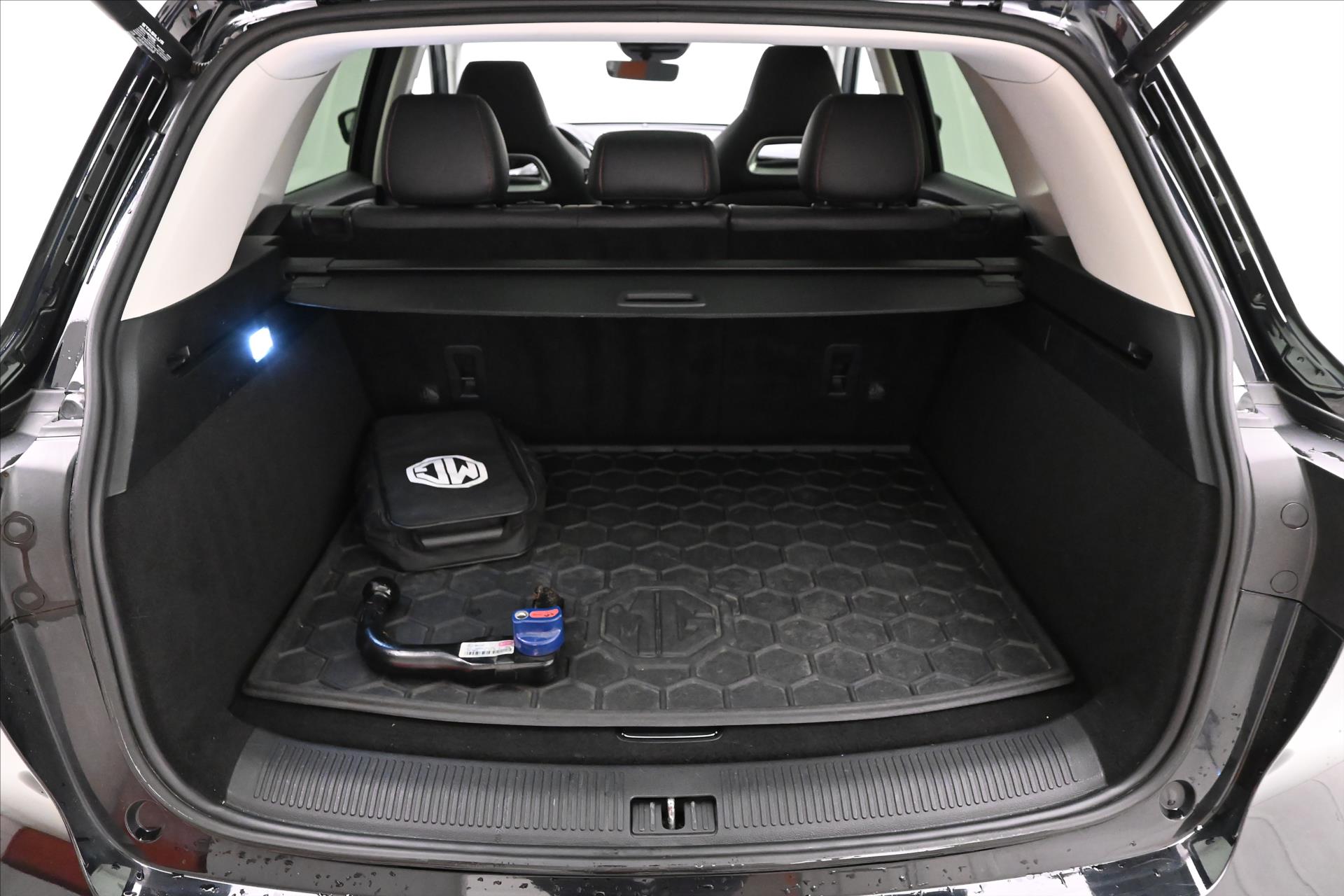Hlavní fotografie vozu MG eHS 1,5 TGI 190 kW Luxury Záruka až 5 let (10)