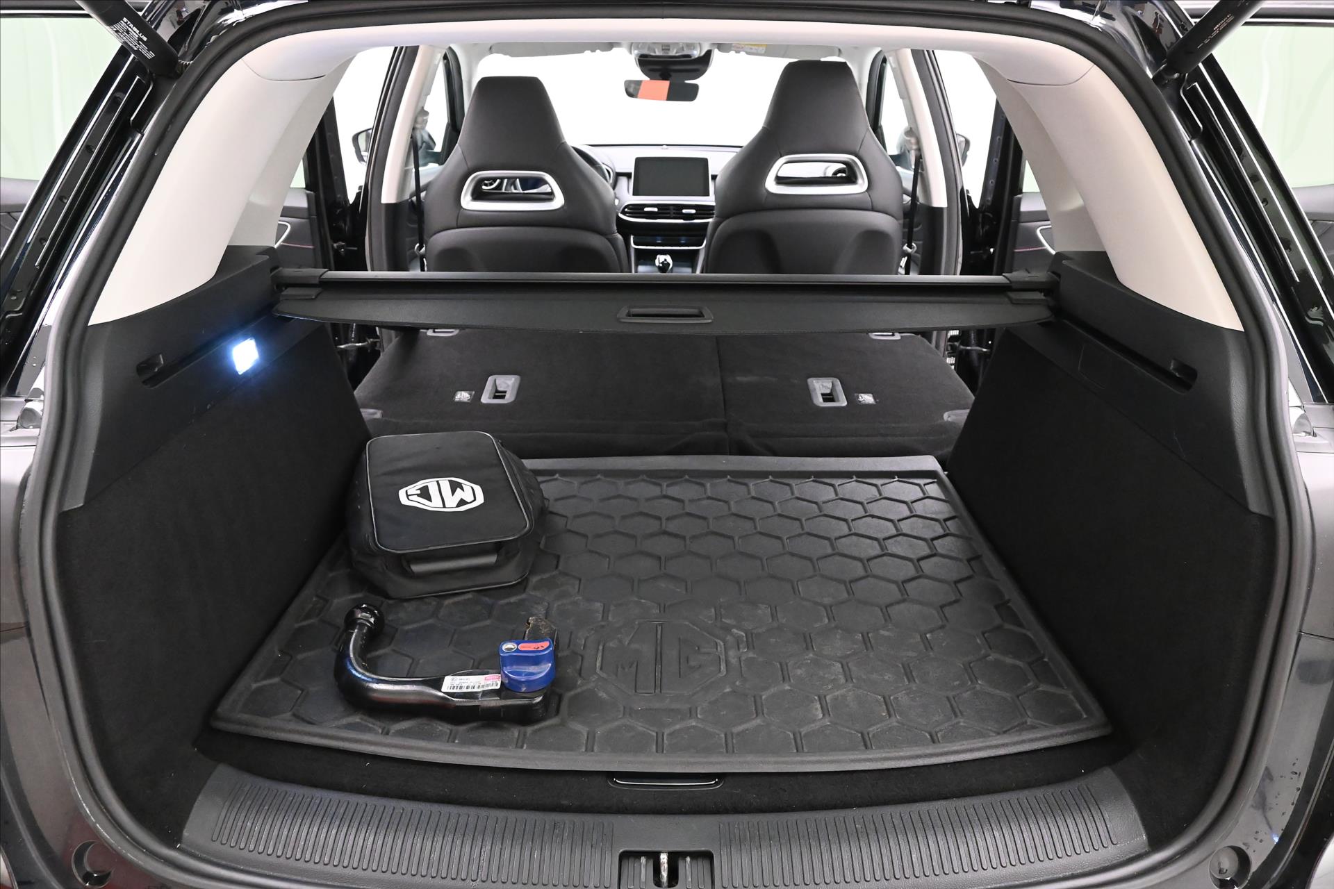 Hlavní fotografie vozu MG eHS 1,5 TGI 190 kW Luxury Záruka až 5 let (11)