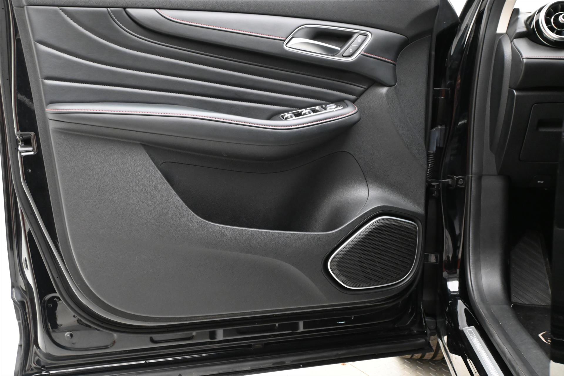 Hlavní fotografie vozu MG eHS 1,5 TGI 190 kW Luxury Záruka až 5 let (24)