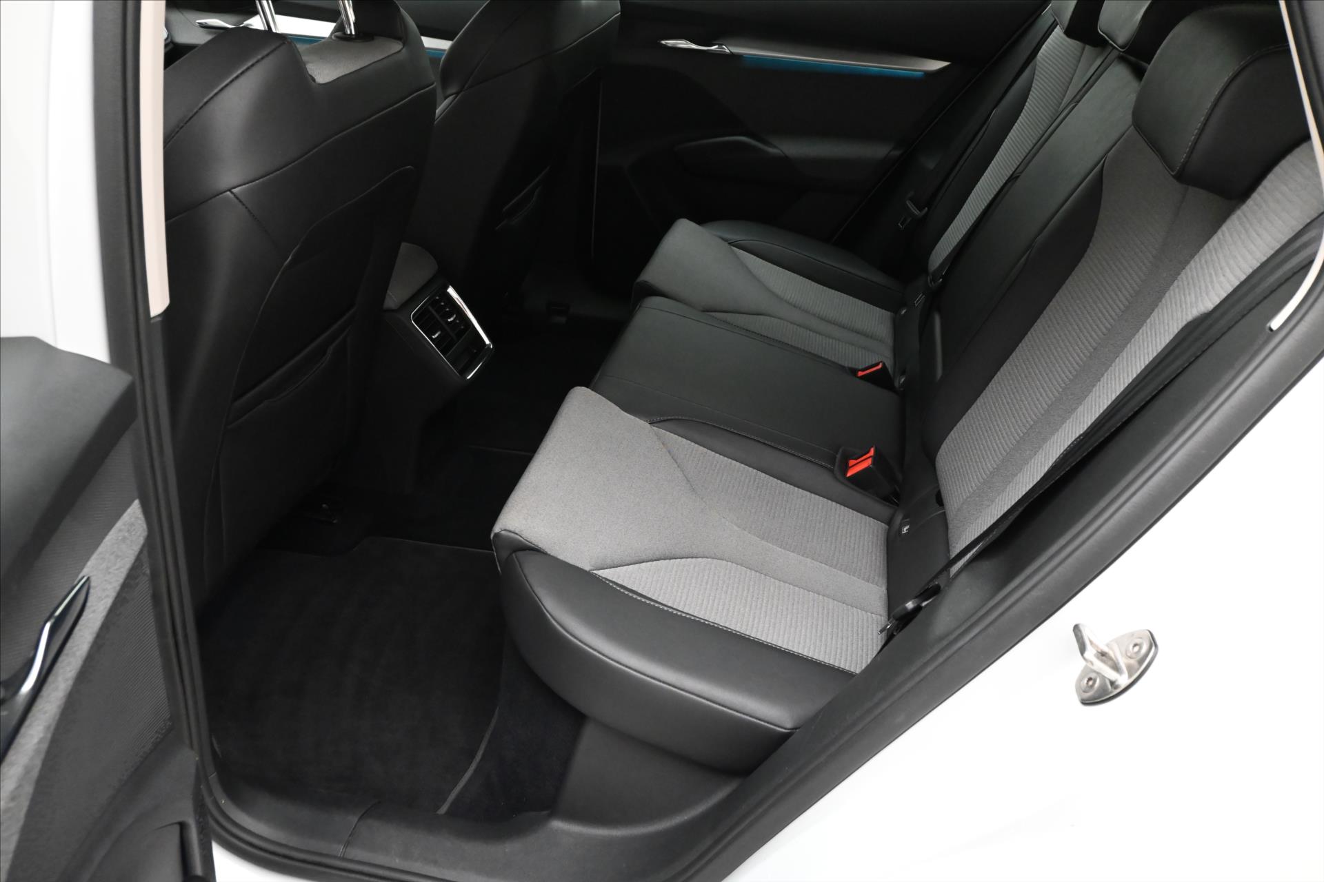 Hlavní fotografie vozu Škoda Enyaq iV 60 132kW SOH 88% Záruka až 3 roky (14)
