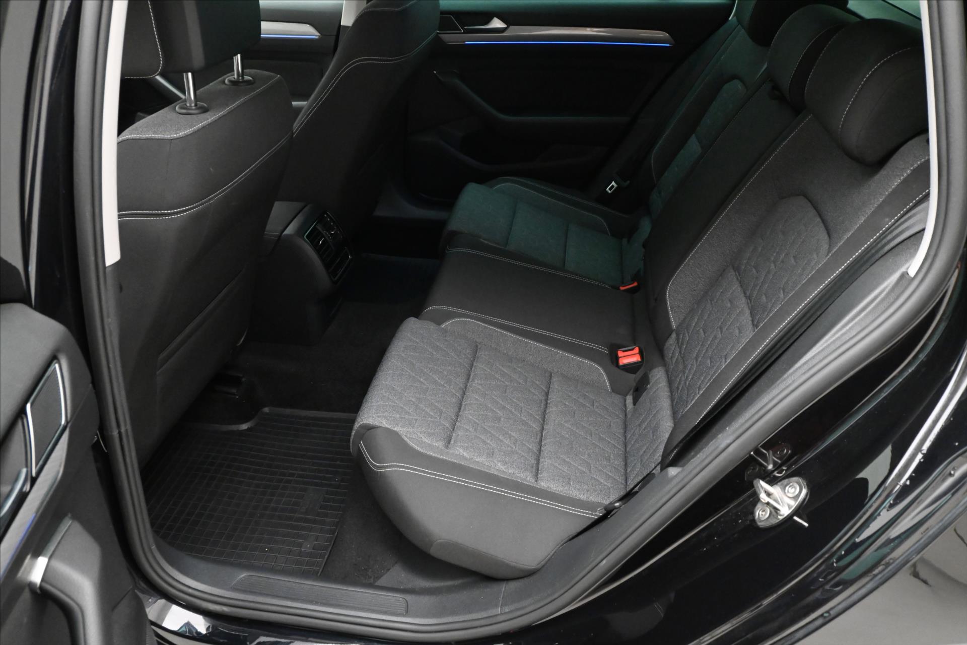 Hlavní fotografie vozu Volkswagen Passat Variant 2,0 TDI 110kW DSG Business Záruka až 5 let (13)