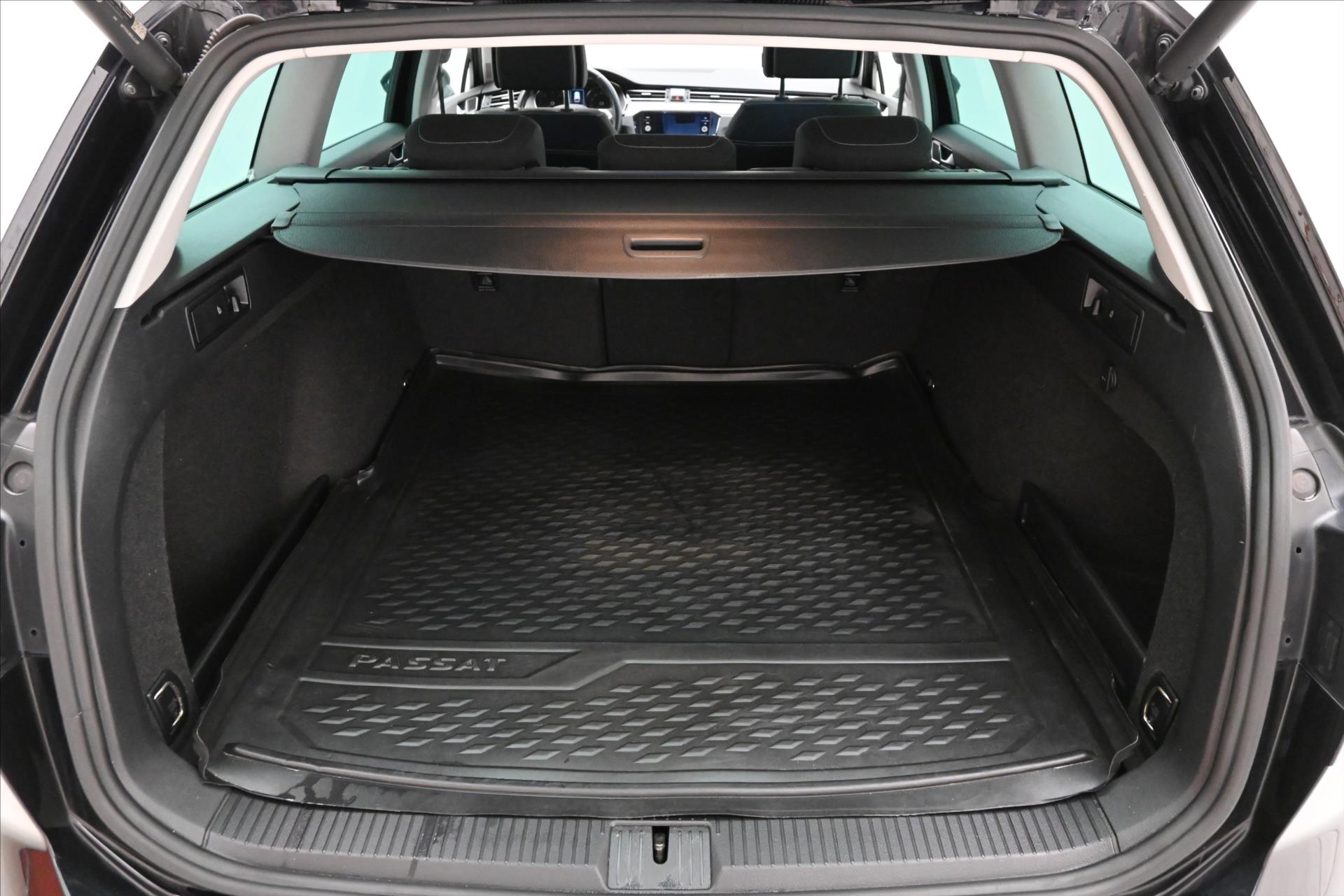 Hlavní fotografie vozu Volkswagen Passat Variant 2,0 TDI 110kW DSG Business Záruka až 5 let (9)