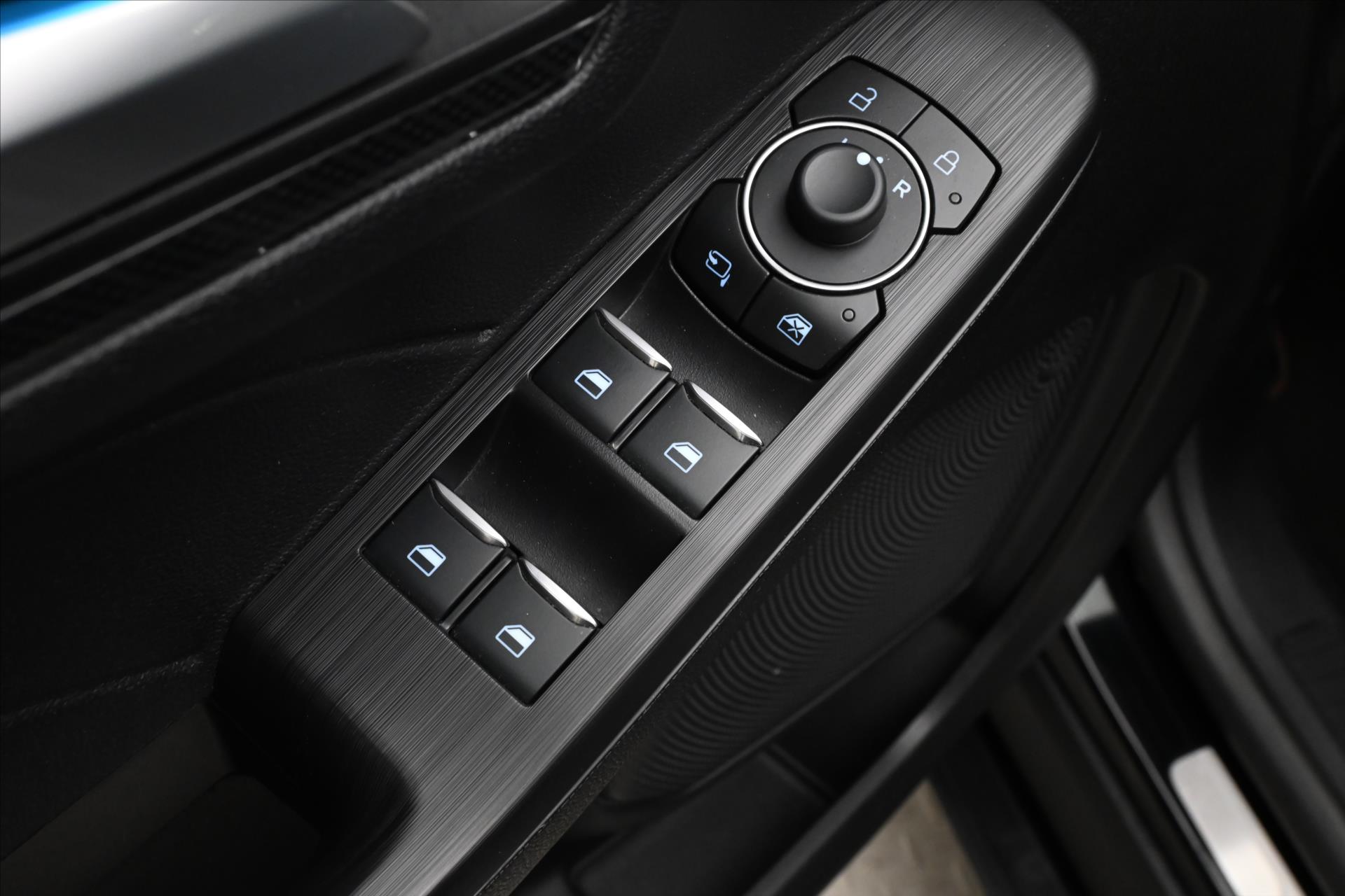 Hlavní fotografie vozu Ford Kuga 2,5 PLUG-IN 112 kW ST-LINE Záruka až 5 let (25)