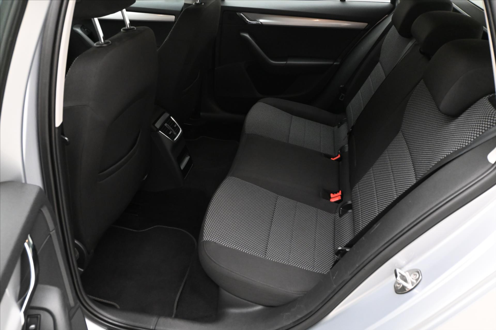 Hlavní fotografie vozu Škoda Octavia 1,6 TDI 77 kW DSG Ambition Záruka až 5 let (14)