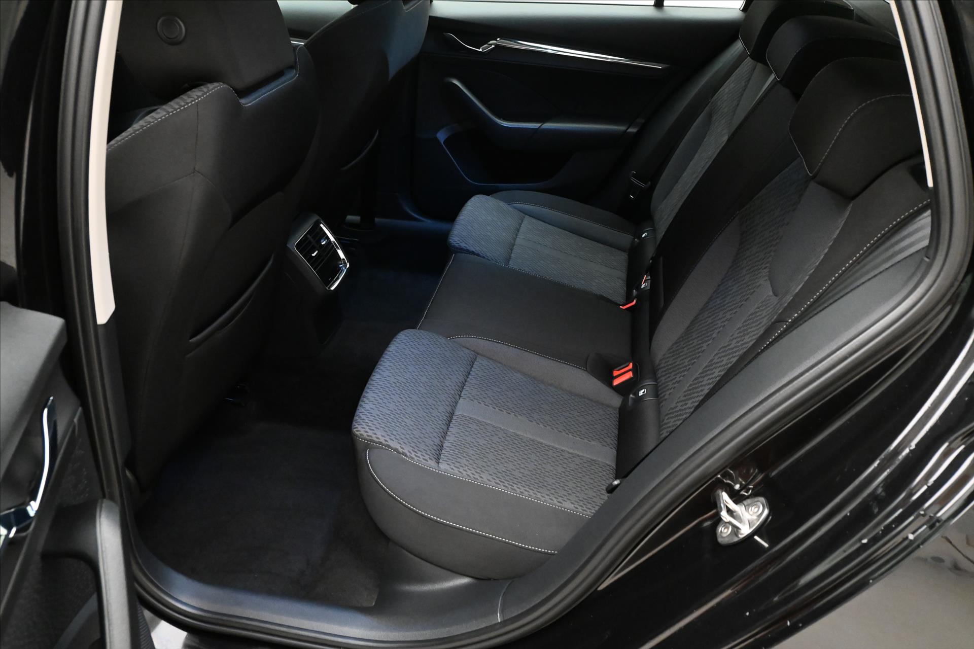Hlavní fotografie vozu Škoda Octavia 2,0 TDI 110kW DSG Style Záruka až 5 let (14)