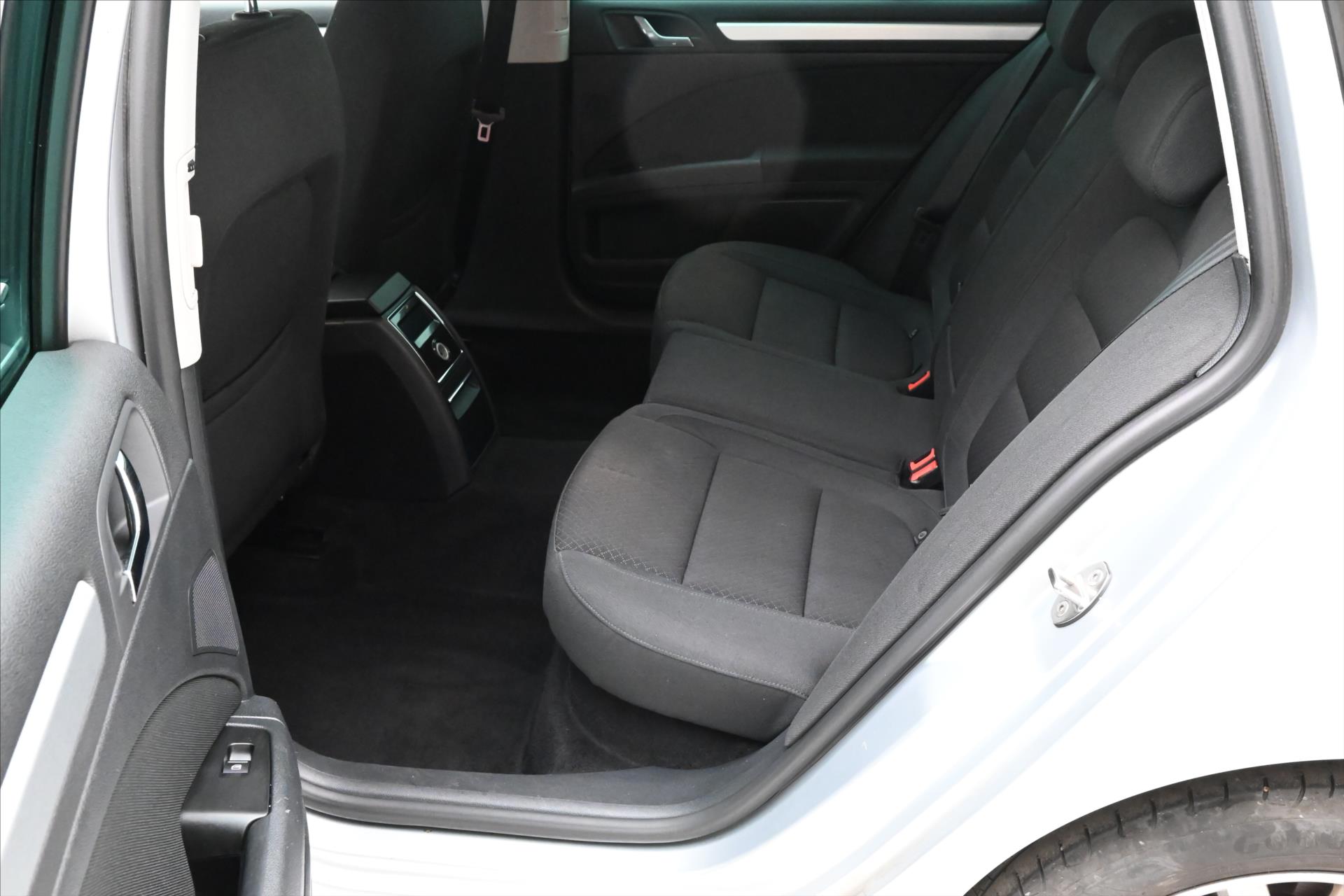 Hlavní fotografie vozu Škoda Superb 2,0 TDI 103kW Ambition Serv. kniha (14)
