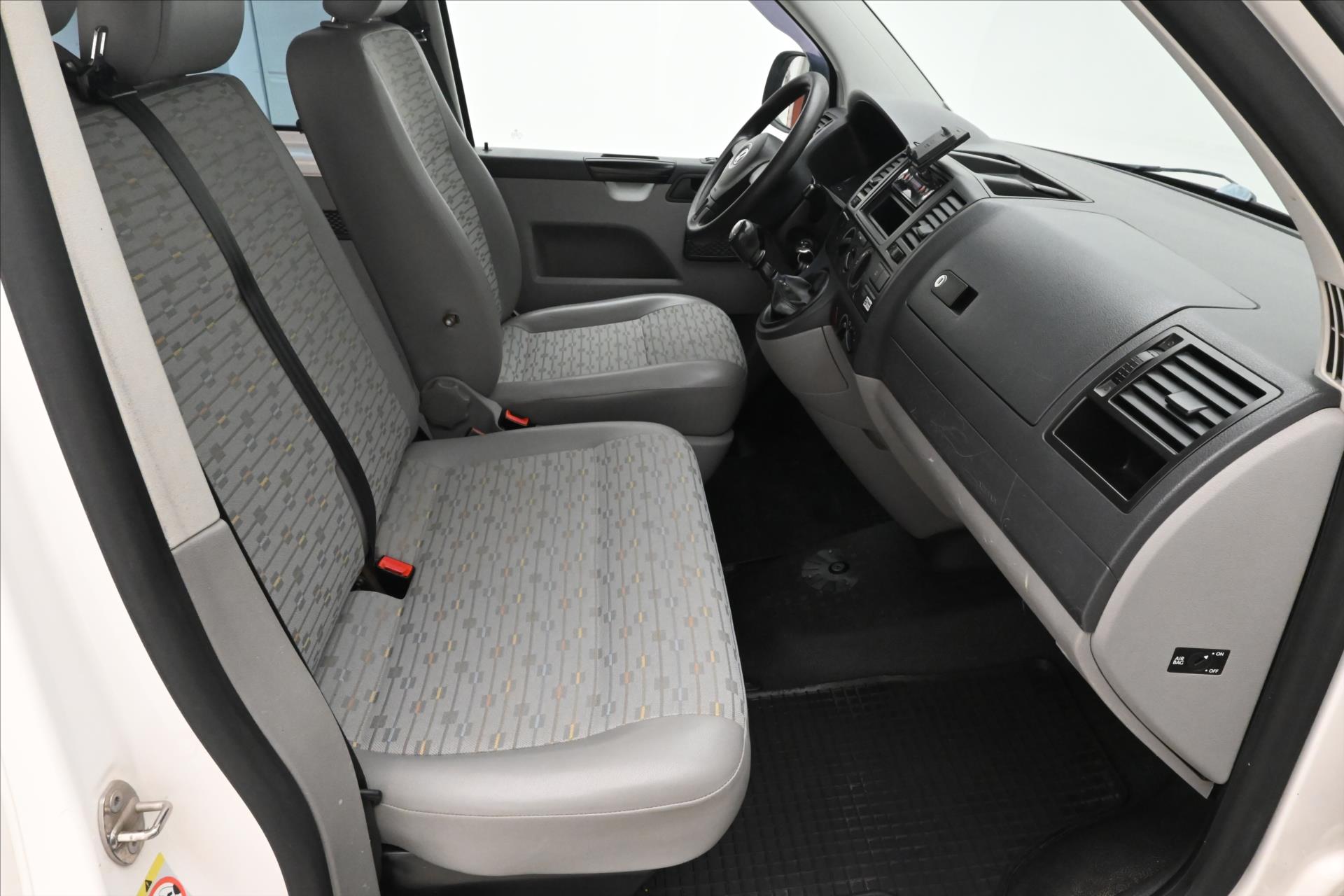 Main photo of the car Volkswagen Transporter 2.0 TDI 75 kW 9-seat (13)