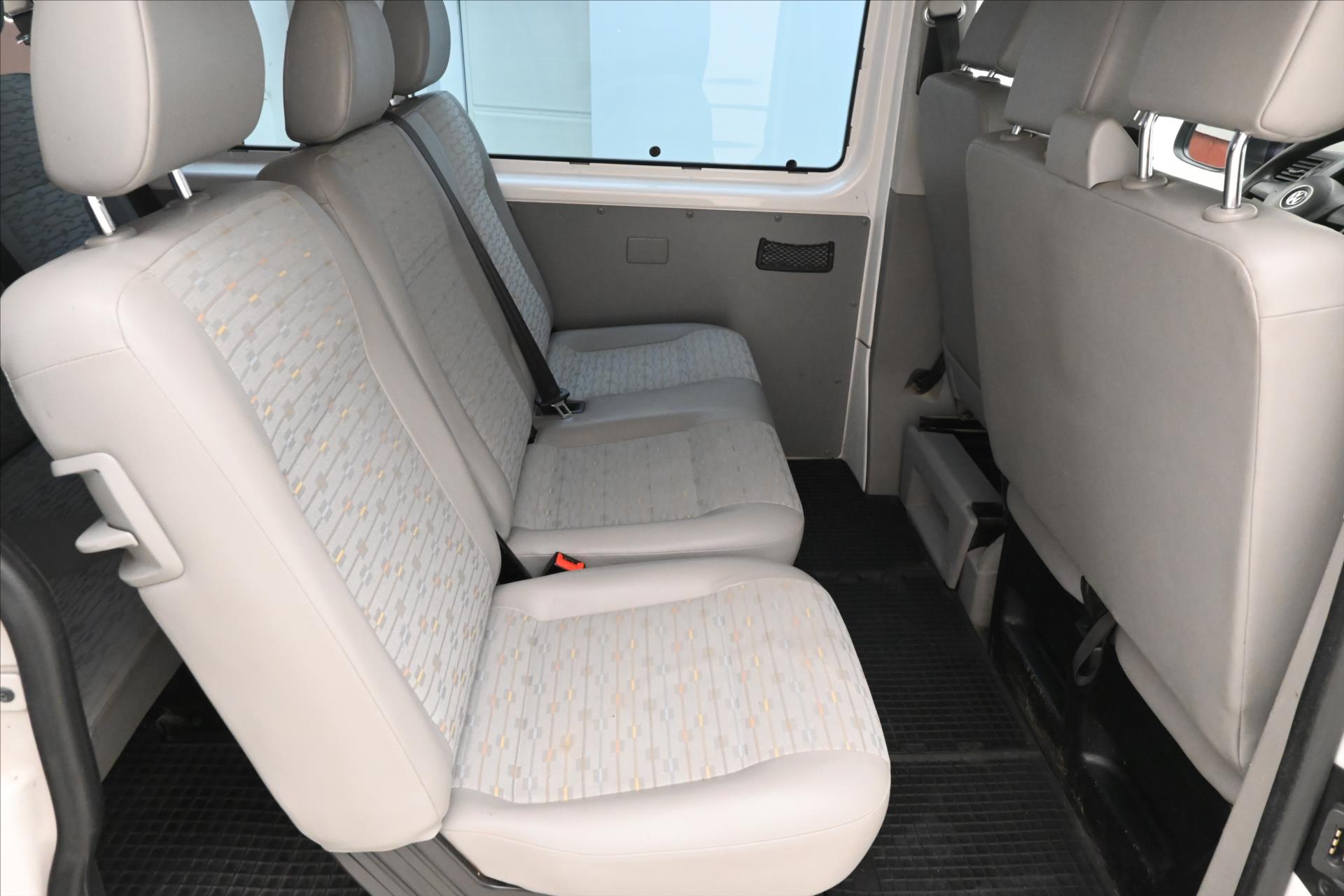 Main photo of the car Volkswagen Transporter 2.0 TDI 75 kW 9-seat (14)
