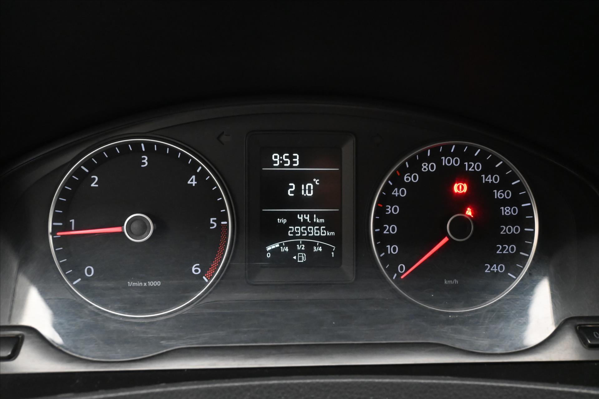 Main photo of the car Volkswagen Transporter 2.0 TDI 75 kW 9-seat (17)