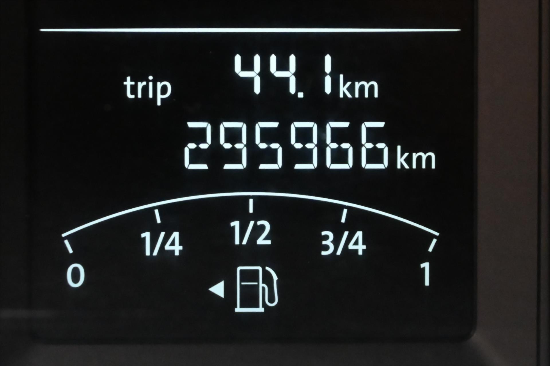 Main photo of the car Volkswagen Transporter 2.0 TDI 75 kW 9-seat (18)