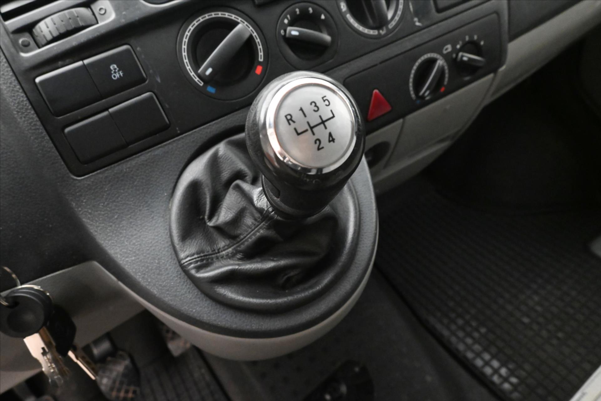 Main photo of the car Volkswagen Transporter 2.0 TDI 75 kW 9-seat (22)