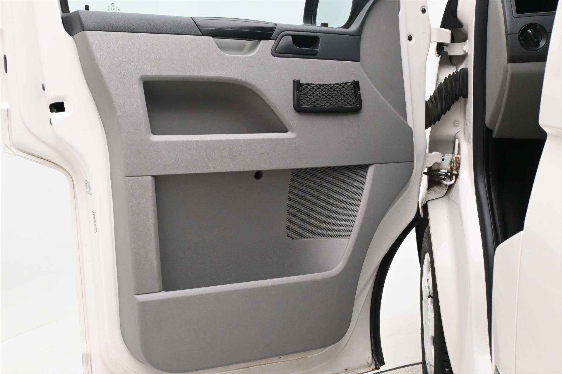 Main photo of the car Volkswagen Transporter 2.0 TDI 75 kW 9-seat (23)