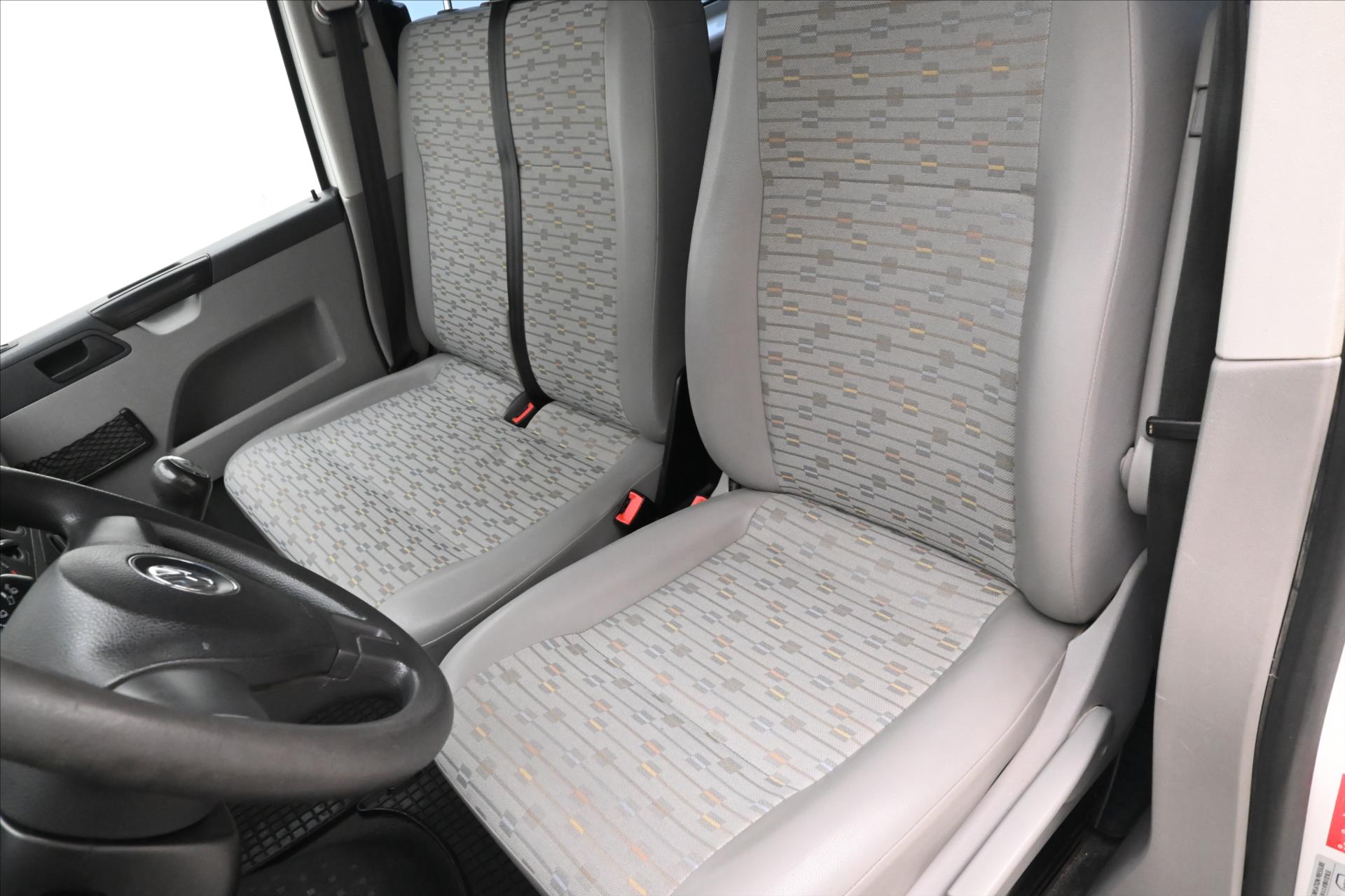 Main photo of the car Volkswagen Transporter 2.0 TDI 75 kW 9-seat (26)
