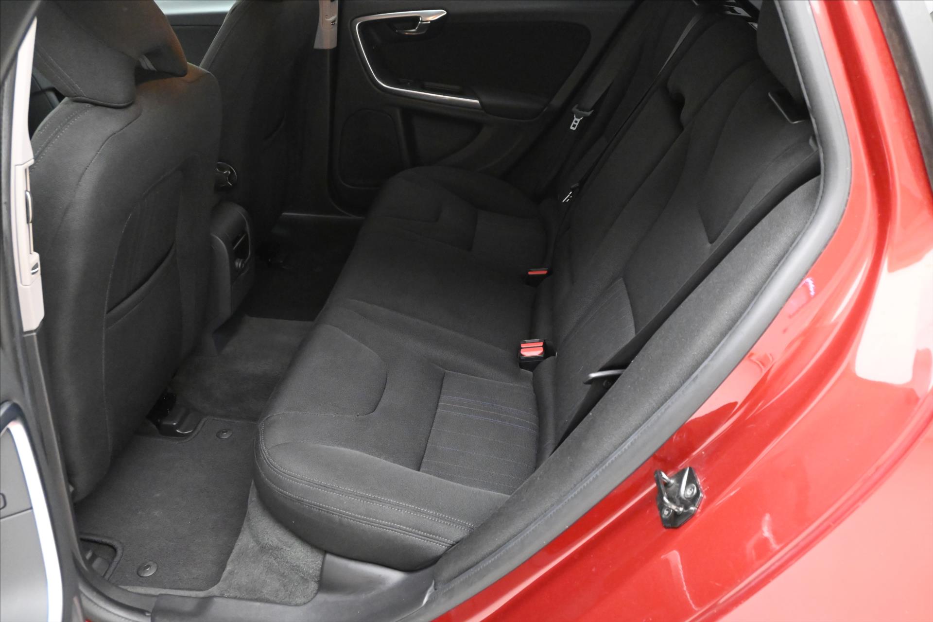 Hlavní fotografie vozu Volvo V60 1,6 D2 84 kW Manuál Kinetic (14)