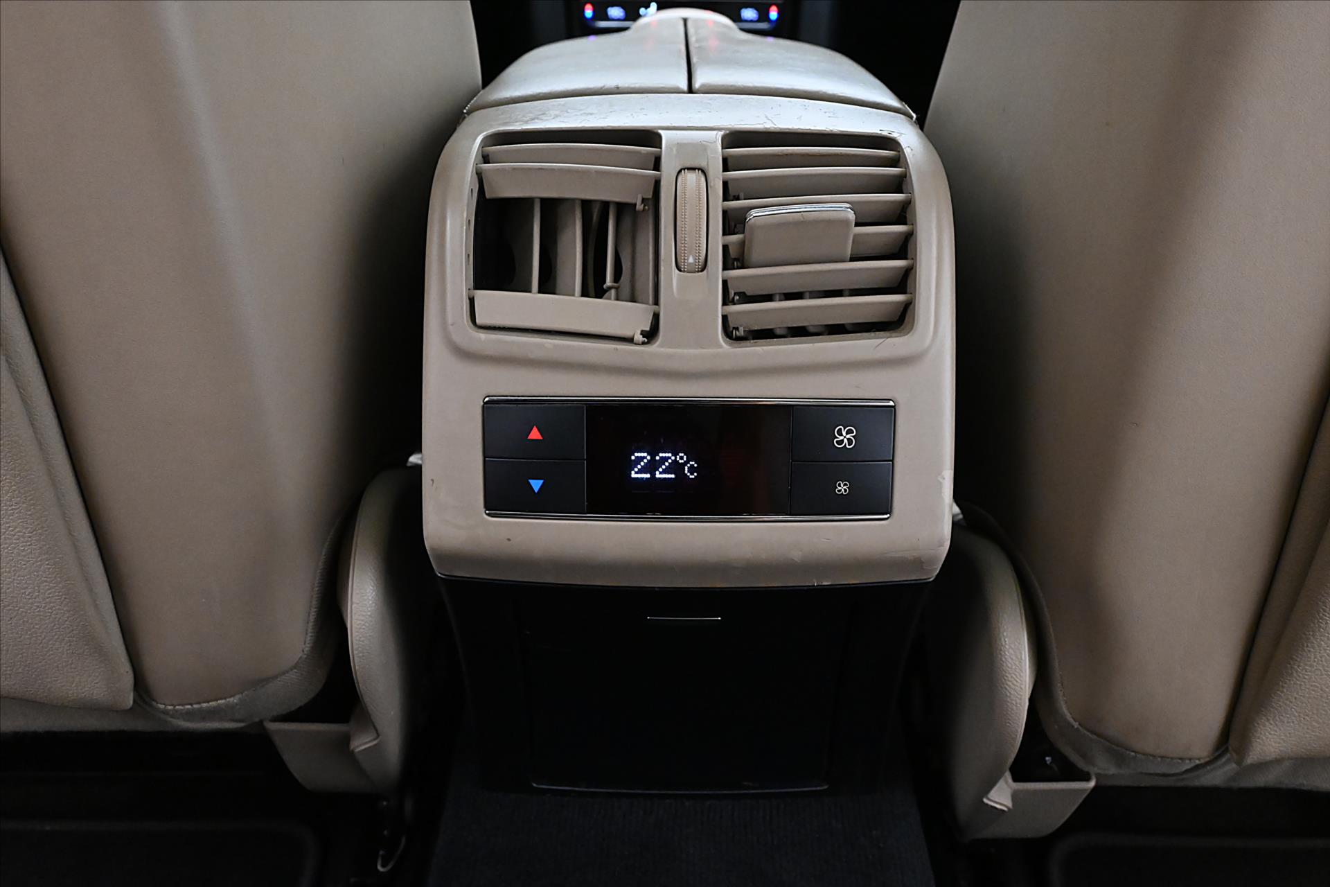 Hlavní fotografie vozu Mercedes-Benz Třídy E 3,0 350 CDi 195kW Plný servis (21)