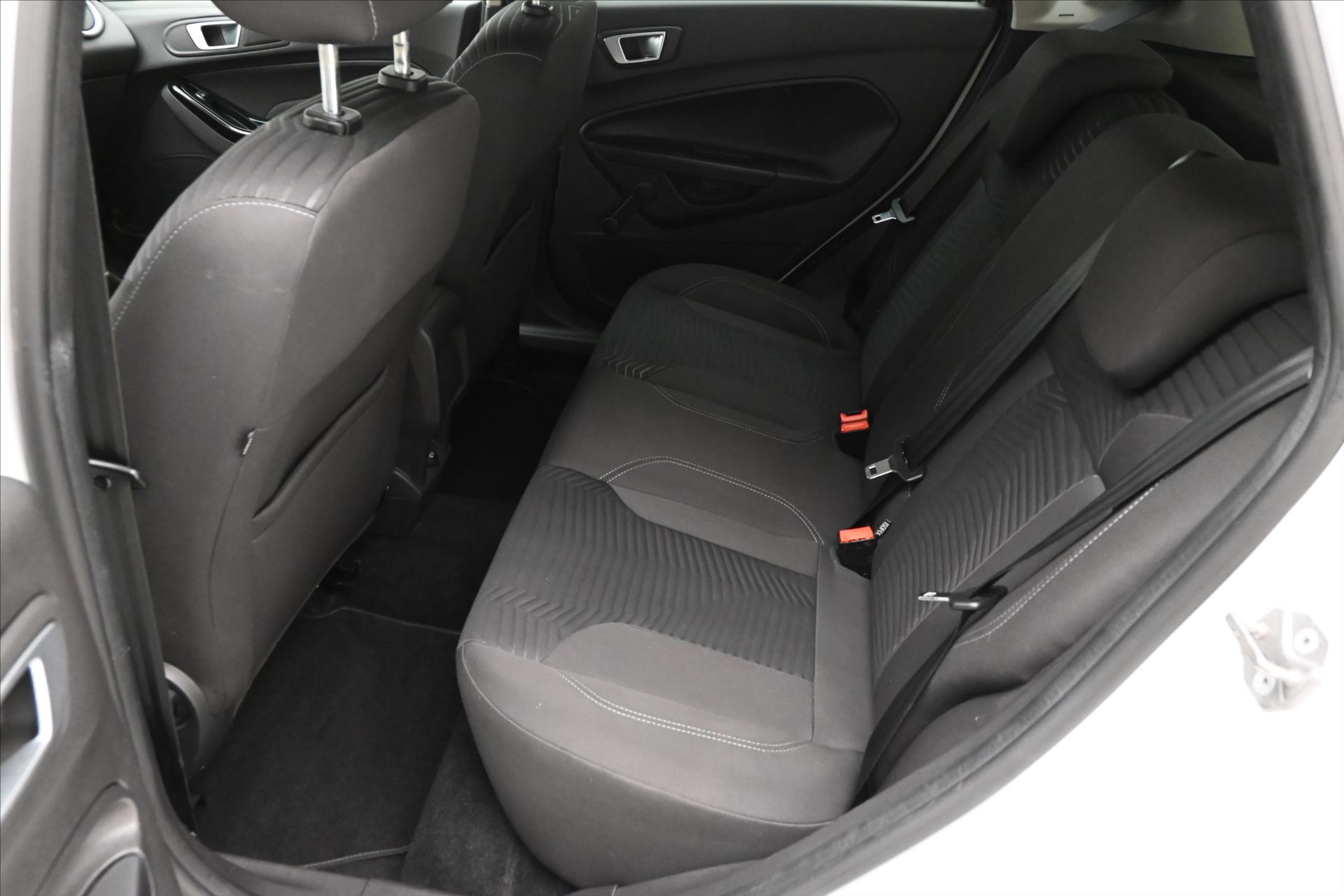 Hlavní fotografie vozu Ford Fiesta 1,0 EcoBoost 74kW Titanium Serv. Kniha (15)