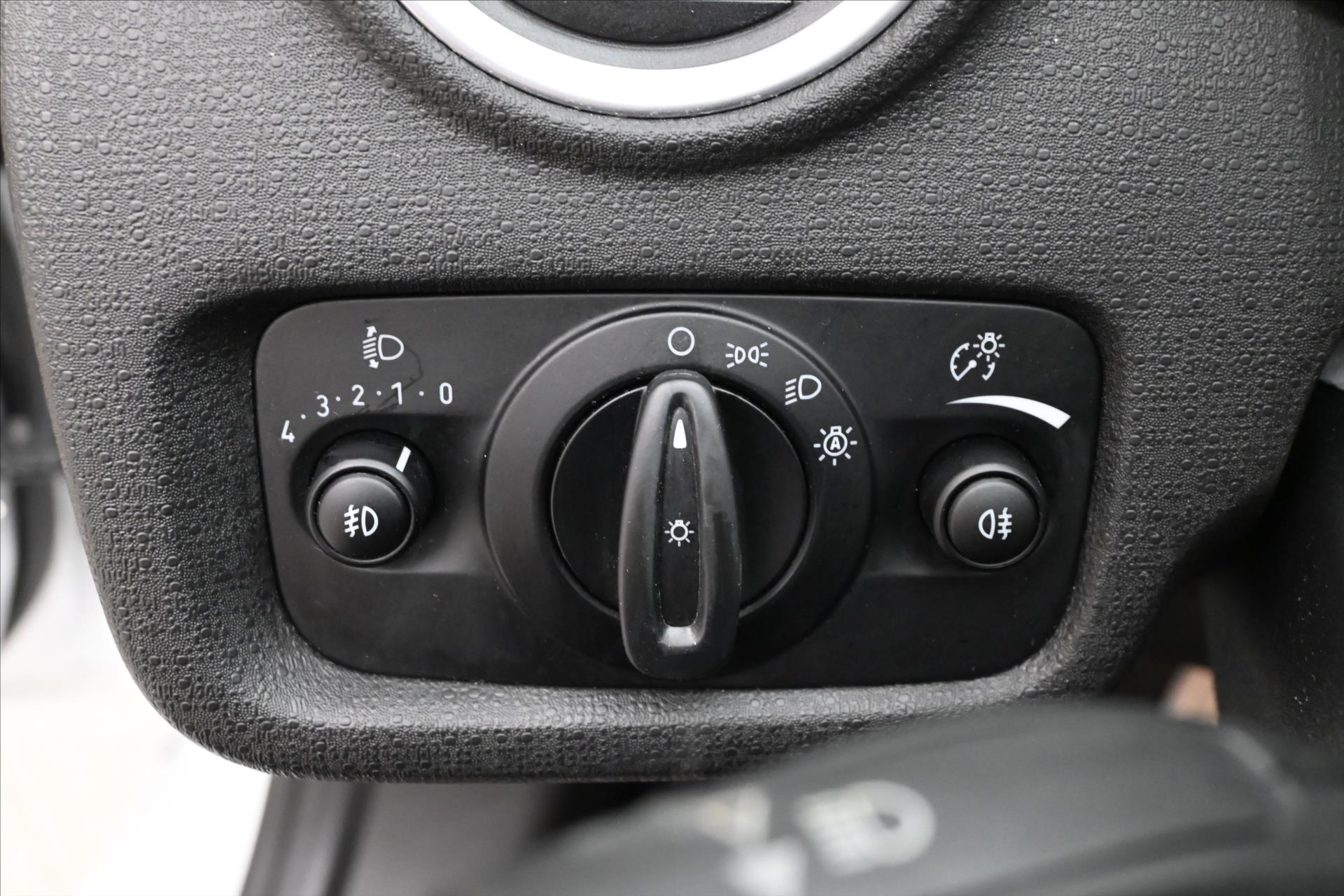 Hlavní fotografie vozu Ford Fiesta 1,0 EcoBoost 74kW Titanium Serv. Kniha (25)