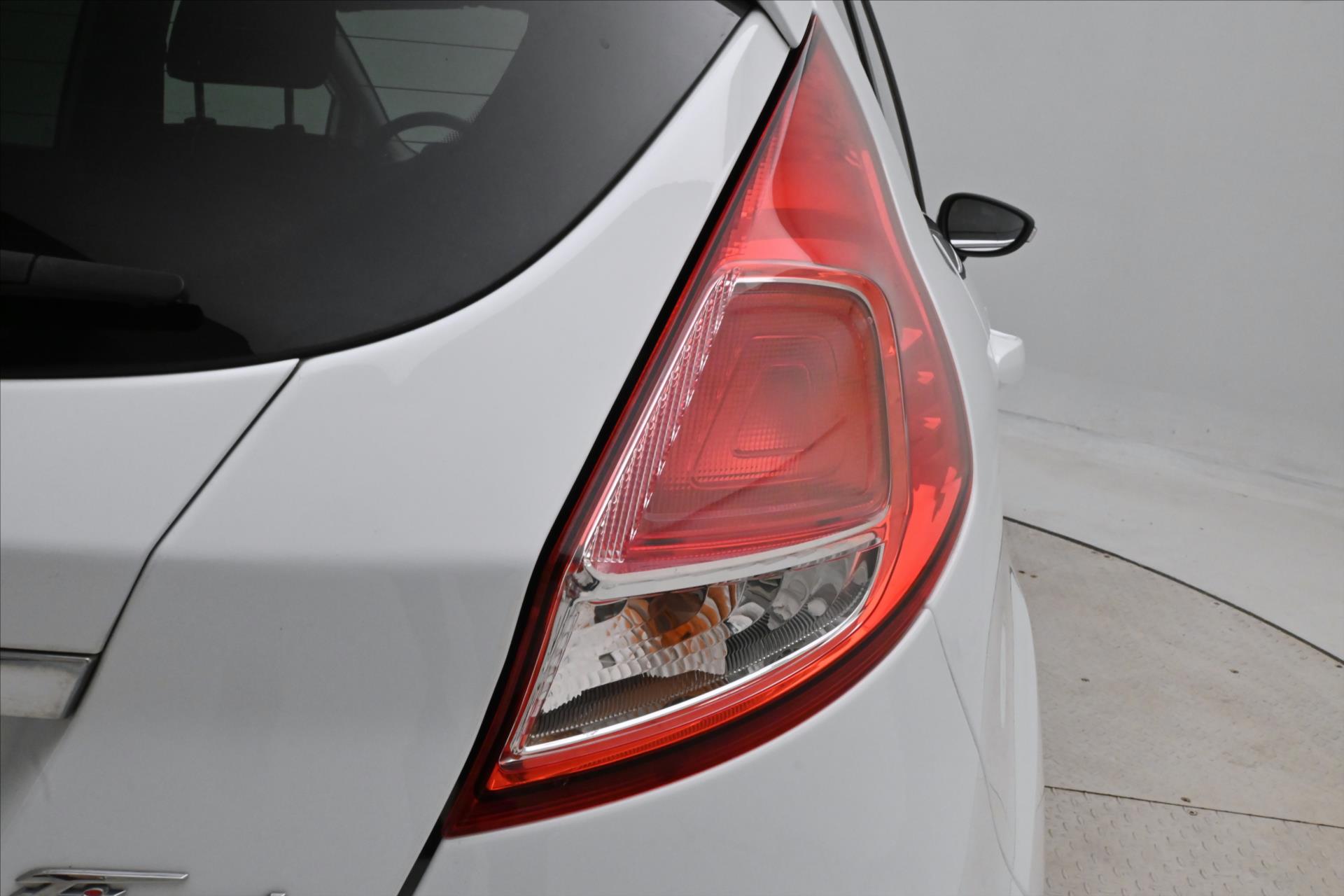 Hlavní fotografie vozu Ford Fiesta 1,0 EcoBoost 74kW Titanium Serv. Kniha (28)