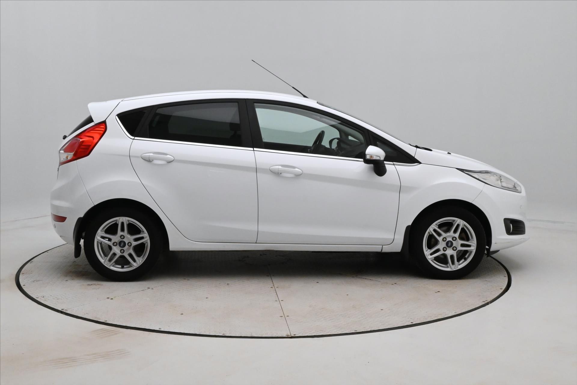 Hlavní fotografie vozu Ford Fiesta 1,0 EcoBoost 74kW Titanium Serv. Kniha (5)
