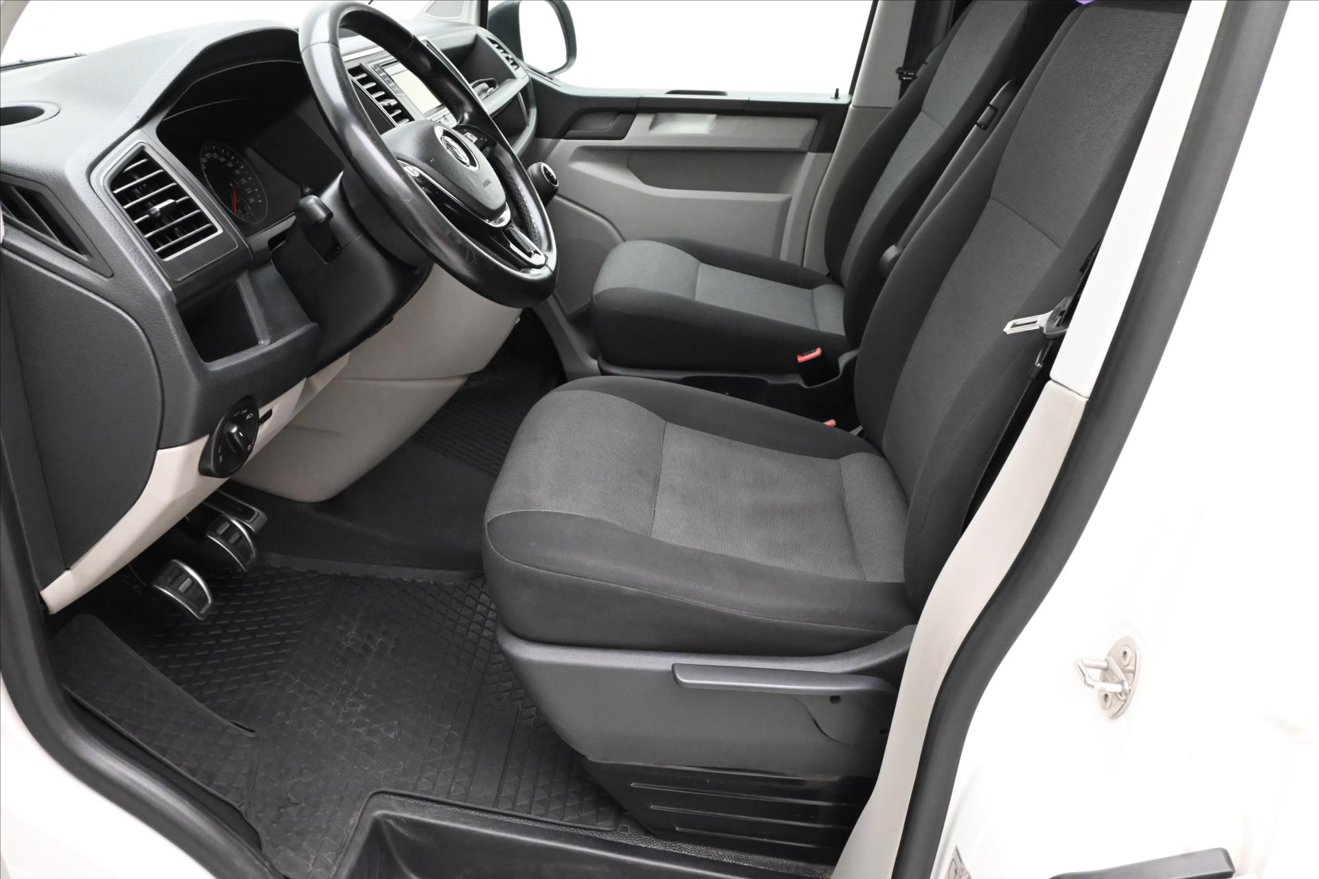 Hlavní fotografie vozu Volkswagen Transporter 2,0 TDI 110 kW 8míst Long Nezáv. topení (12)